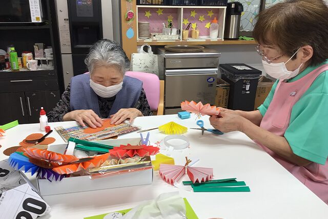 老女と介護スタッフ