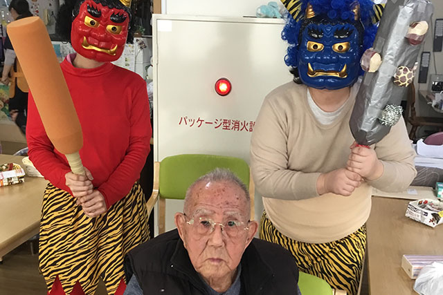 カラオケでみんなで楽しんでいるお写真